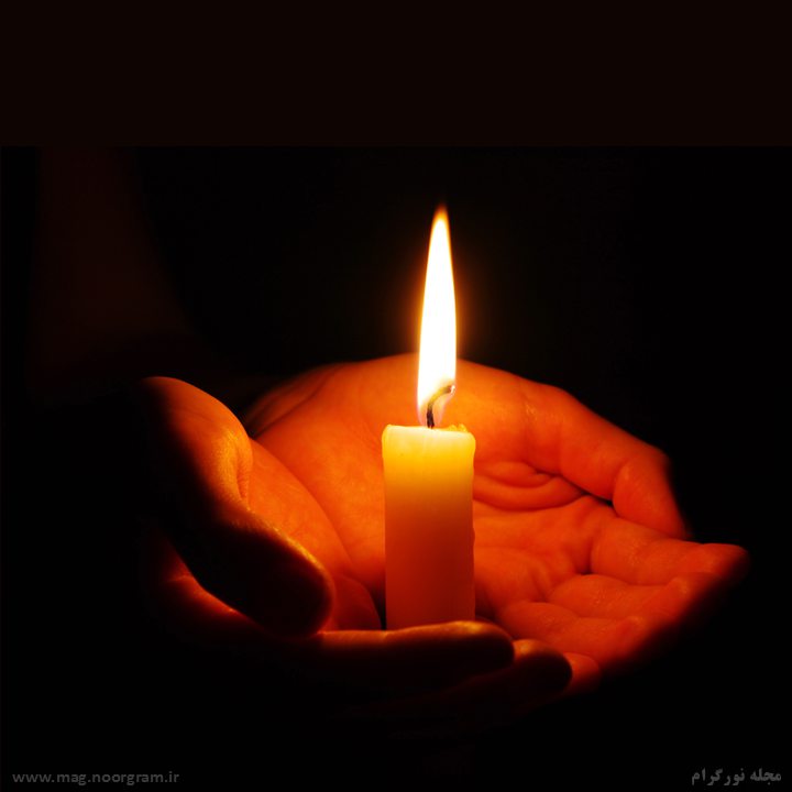 عکس شمع روشن در تاریکی