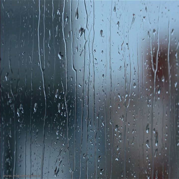 باران روی شیشه پنجره