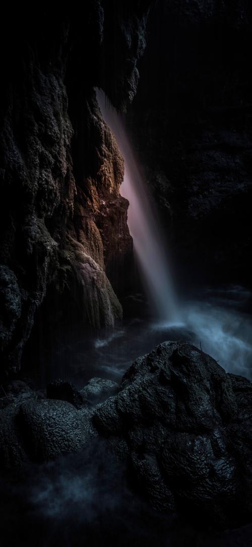 تصویر زمینه آبشار در شب
