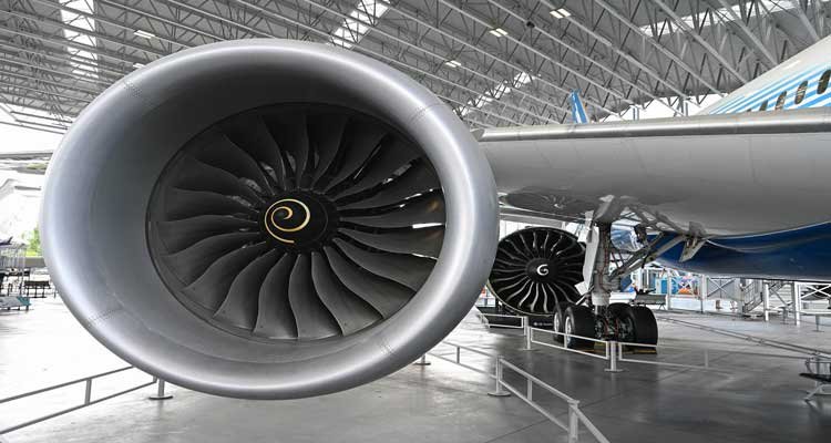 Rolls-Royce_Trent_1000_jet_engine.jpg
